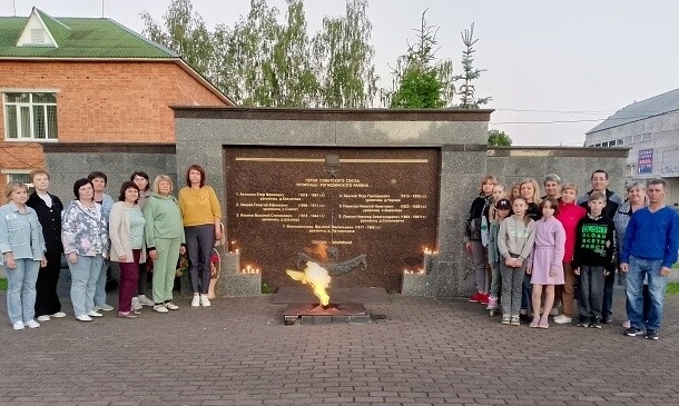 В День памяти и скорби, на центральной площади п.Рогнедино у Вечного огня состоялся торжественно – траурный митинг «Зажгите свечи»