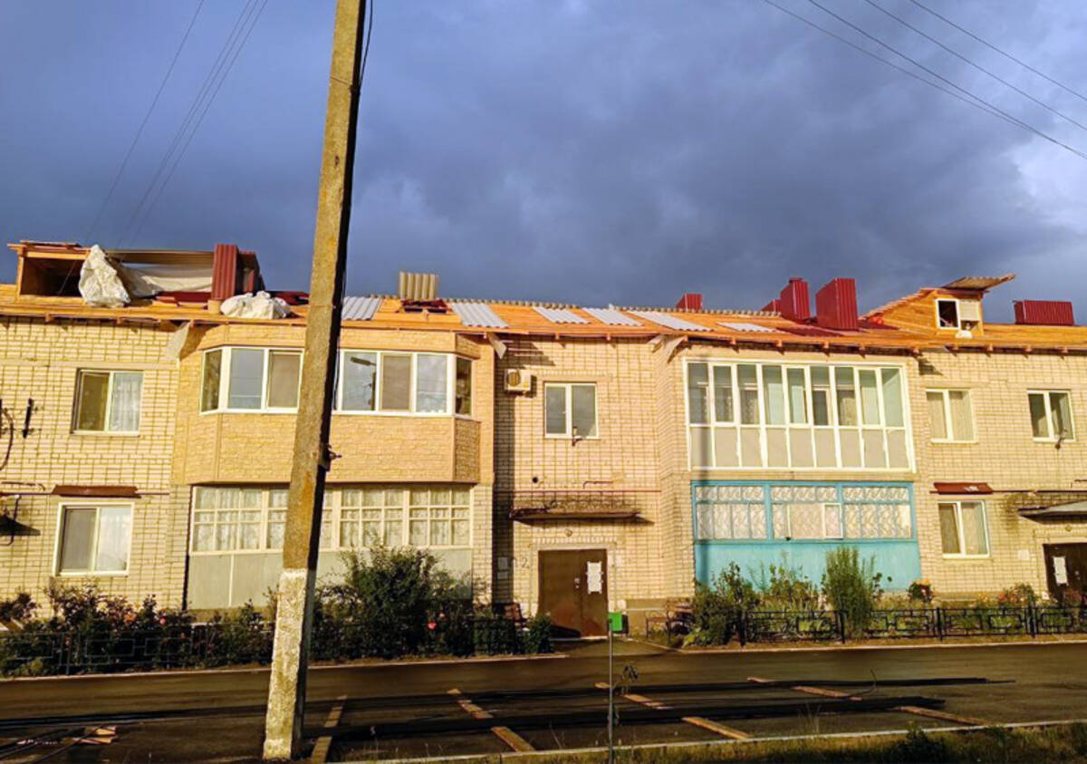 В брянской Суземке обновляют кровлю многоэтажного дома