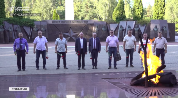 Делегация Приморского края посетила в Брянске мемориальный комплекс «Партизанская поляна»