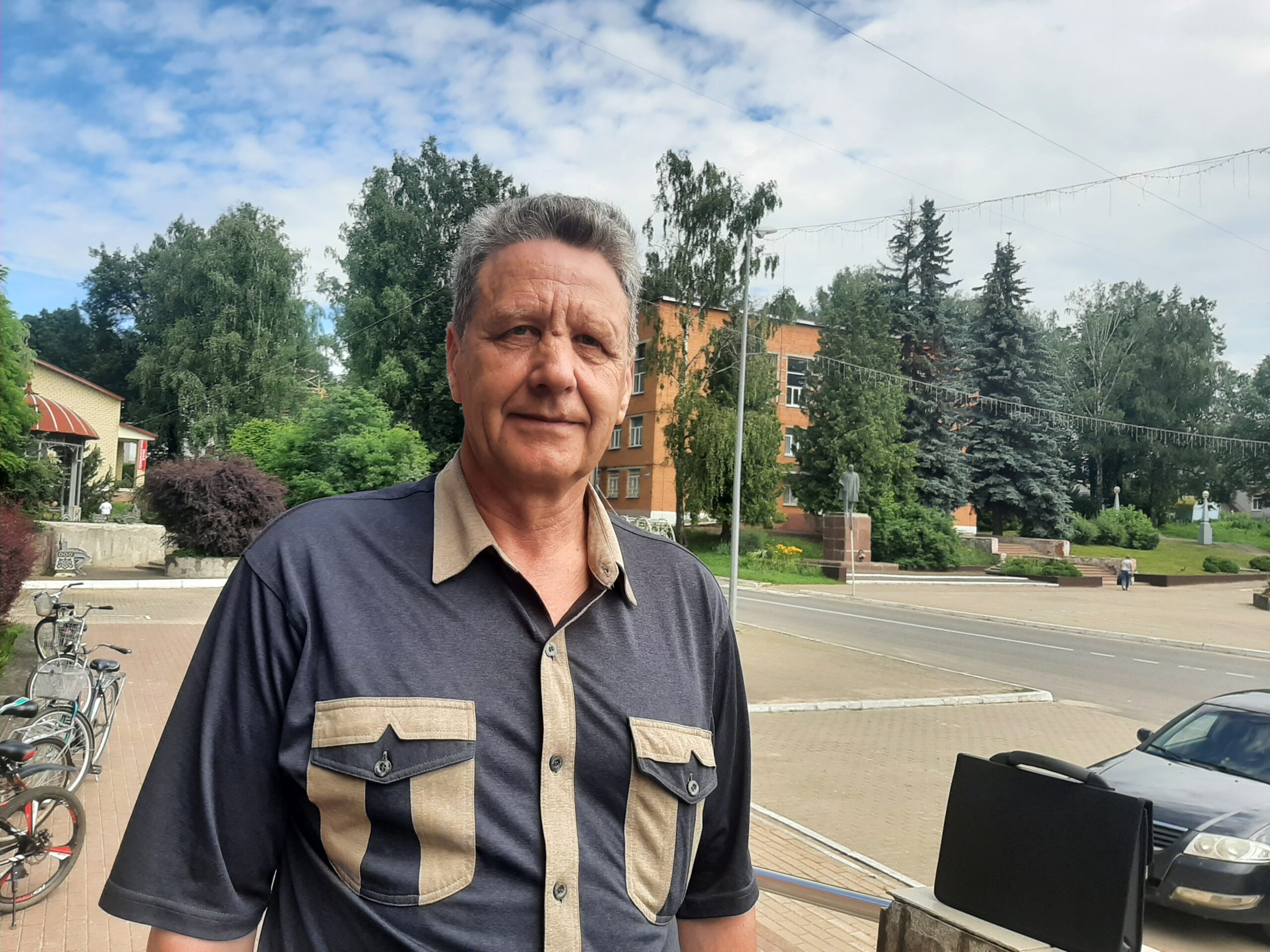 Своим мнением о службе по контракту поделился глава Тюнинской сельской администрации Рогнединского района Виктор Иванович Левихин