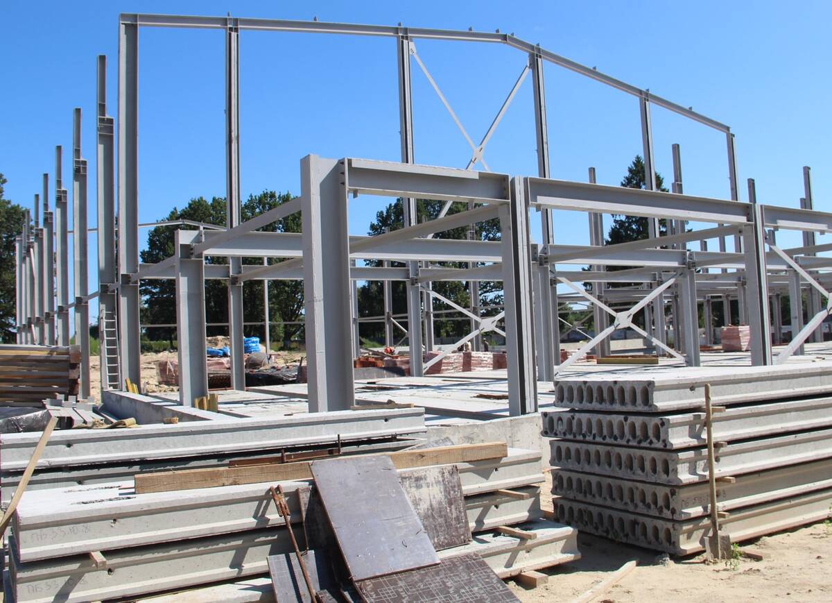 В брянском поселке Локоть продолжается строительство спортивно-оздоровительного комплекса с бассейном