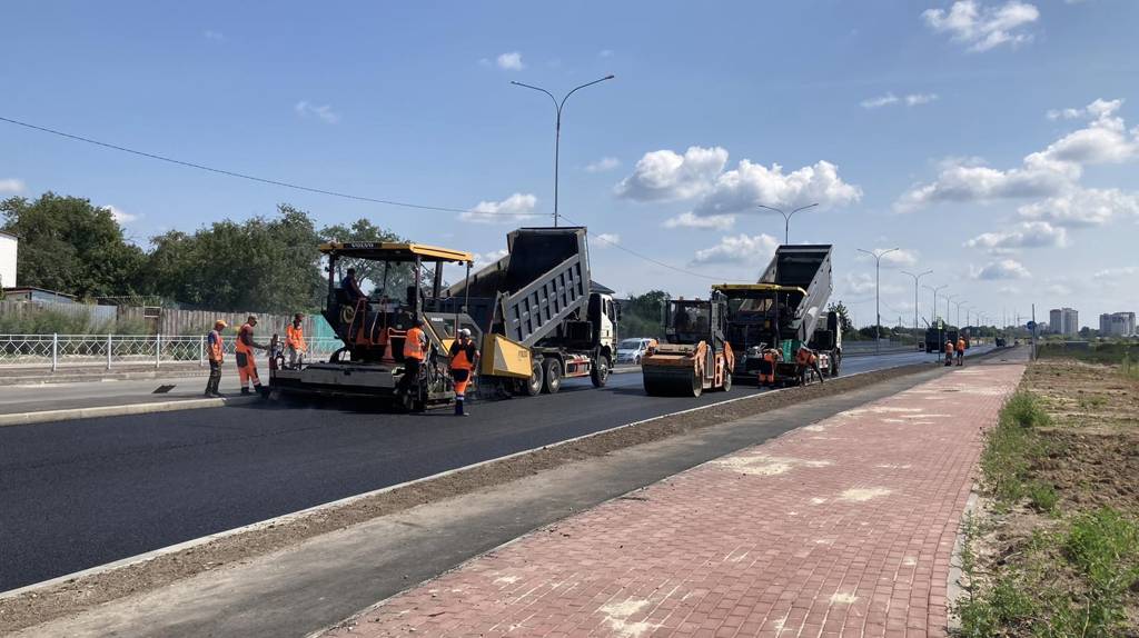 В Брянске на укладке асфальта по улице Ильи Иванова работают 45 единиц техники