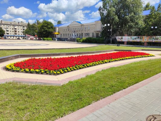 Брянскую Унечу украсили более 80 тысяч цветов