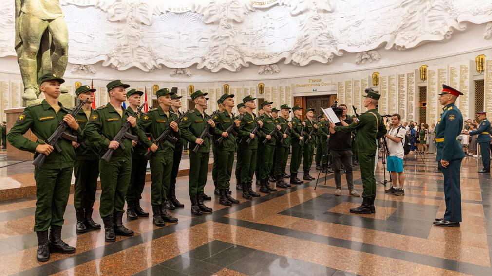 Новобранцы Преображенского полка из Брянской области приняли присягу в Музее Победы