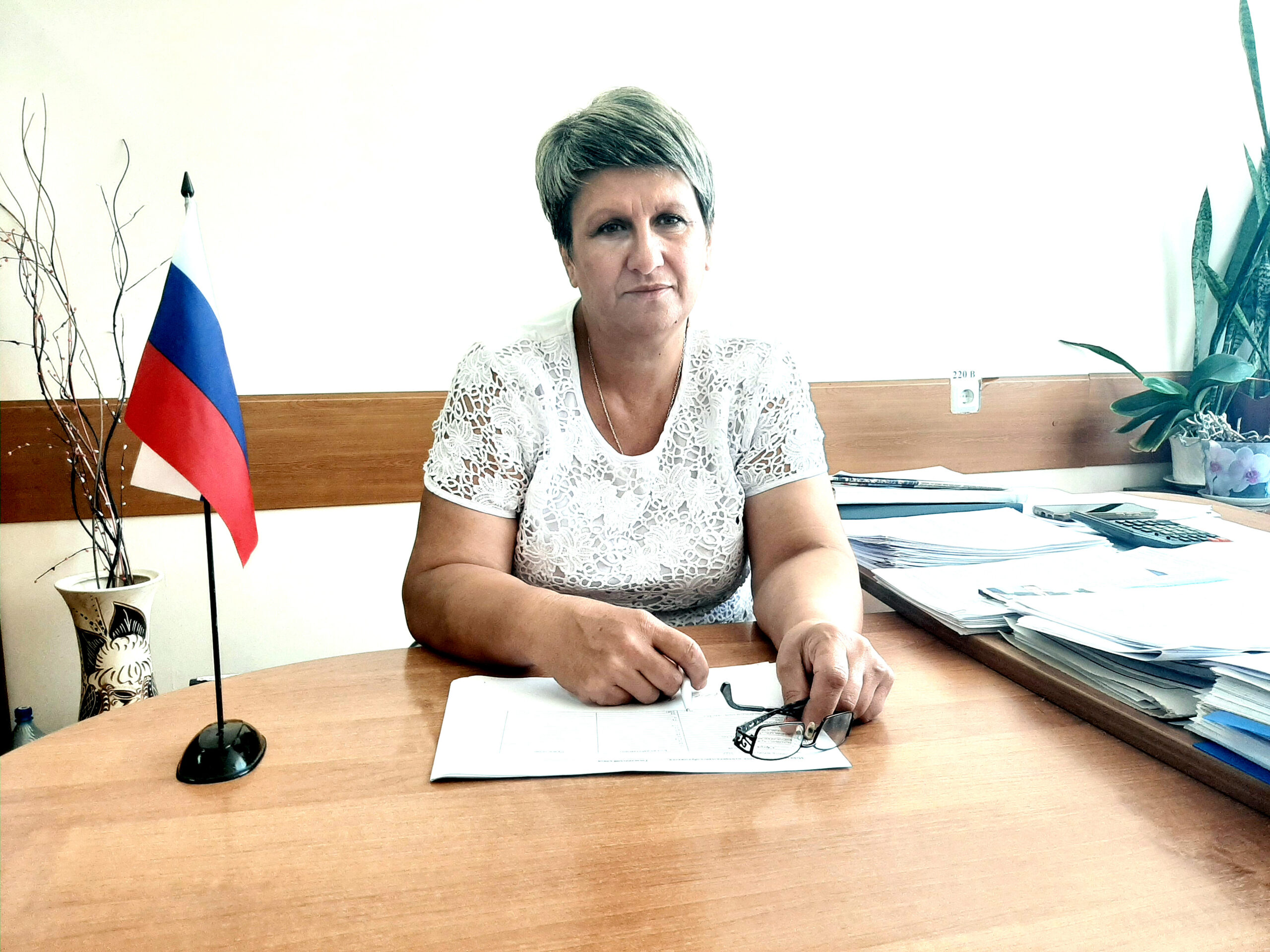 Свое мнение о службе по контракту высказала заместитель главы администрации Рогнединского района Е.В.Молоткова