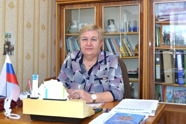Свое мнение о службе по контракту высказала директор Рогнединской средней школы Тамара Александровна Шарафханова
