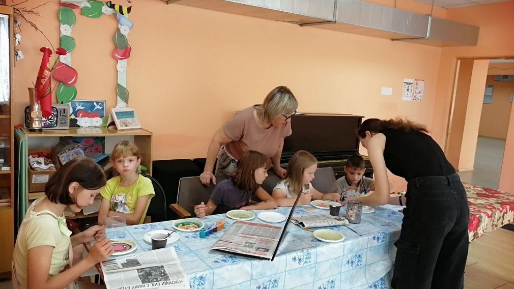 Юных художников из брянских Алешковичей познакомили с городецкой росписью