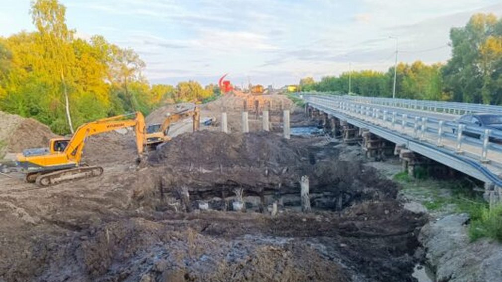В брянском Почепе продолжается строительство моста через реку Судость