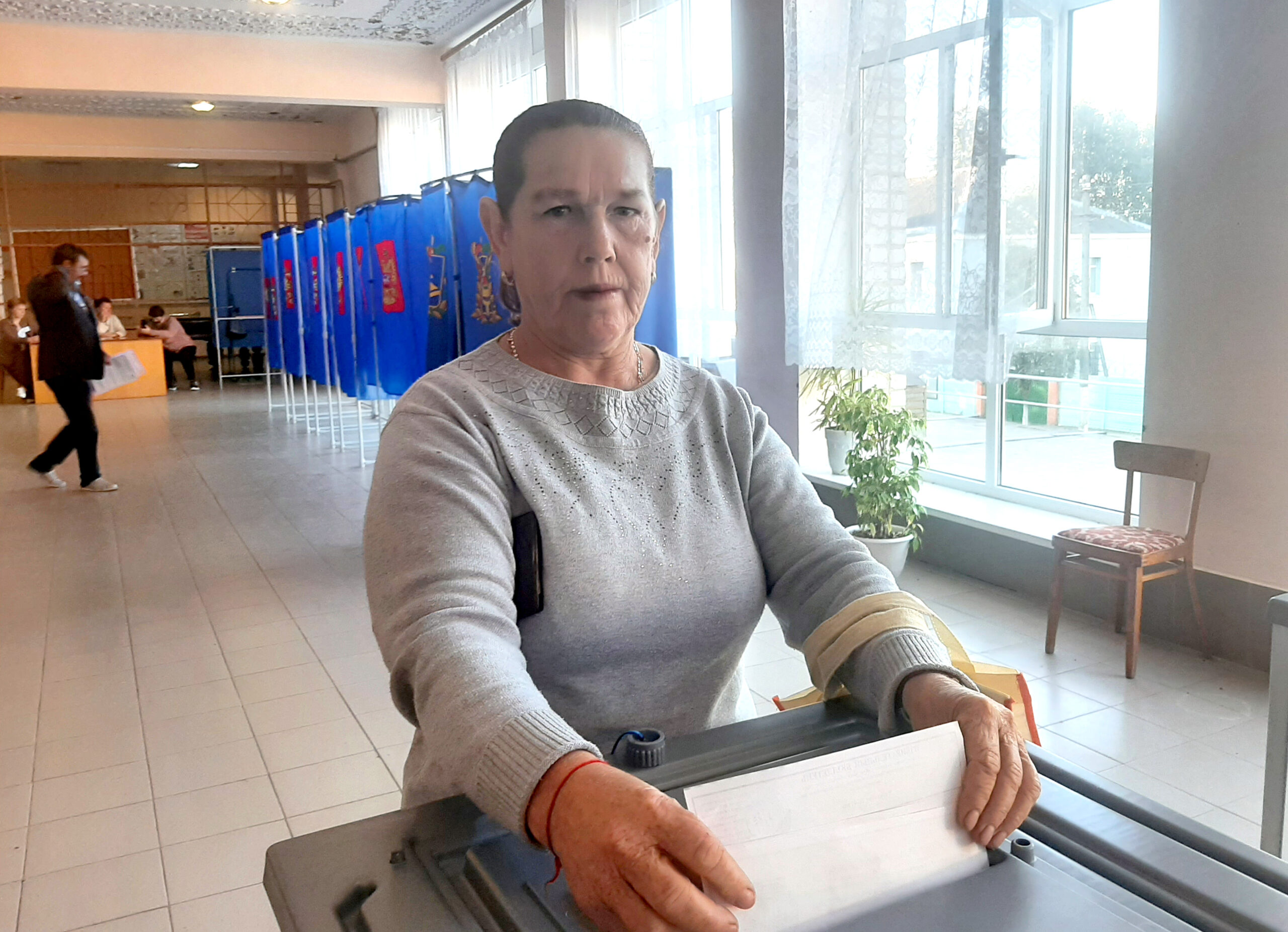 В Рогнединском районе голосуют первые избиратели