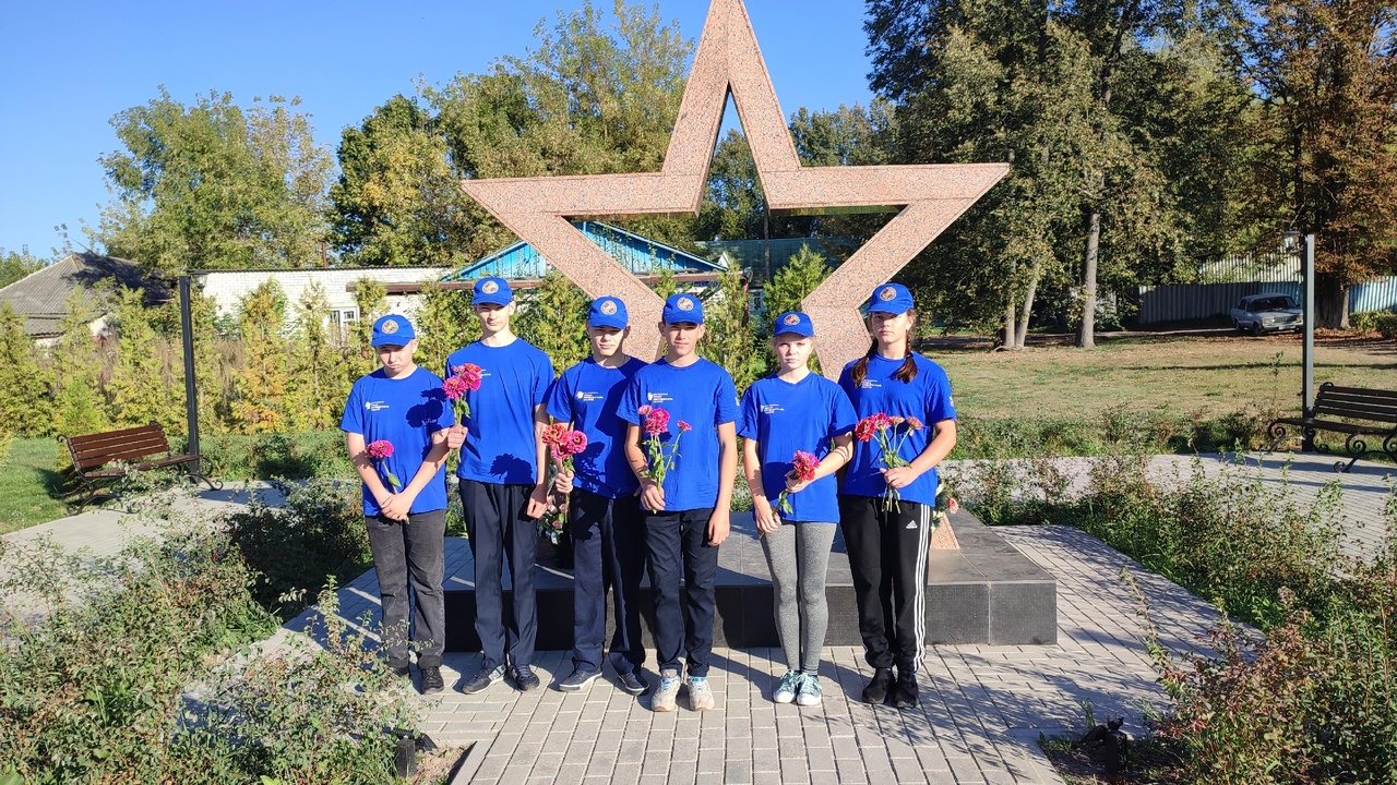 «Потомки Рогнеды» возложили цветы к памятникам и обелискам поселка Рогнедино