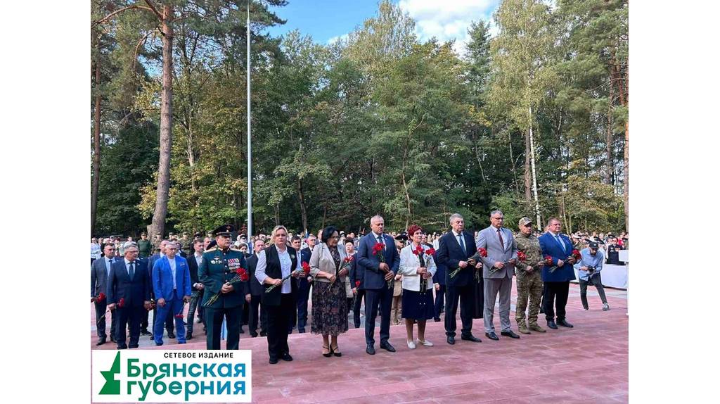 В Бежицком районе Брянска в День города открыли после ремонта Воинский мемориал