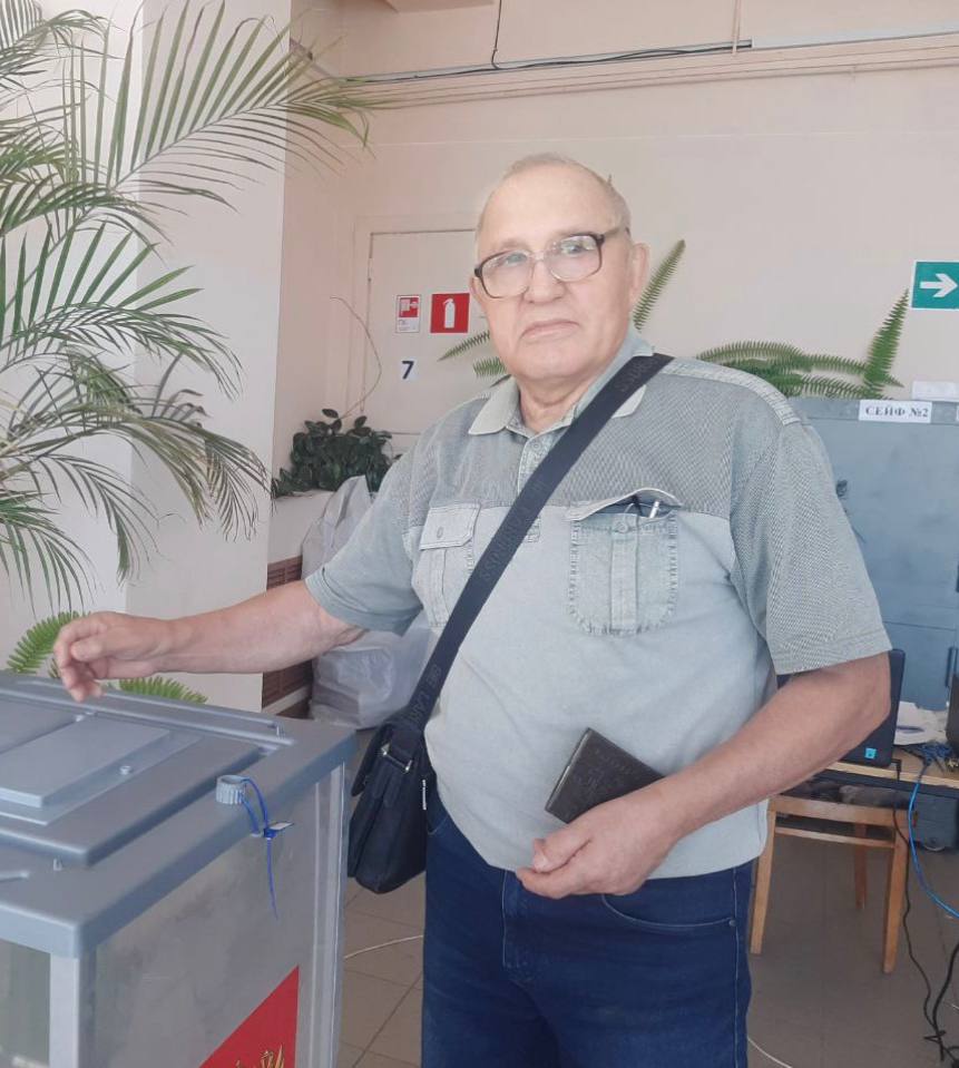 Бывший Председатель Рогнединского районного Совета народных депутатов Алексей Николаевич Казаков проголосовал на своём избирательном участке