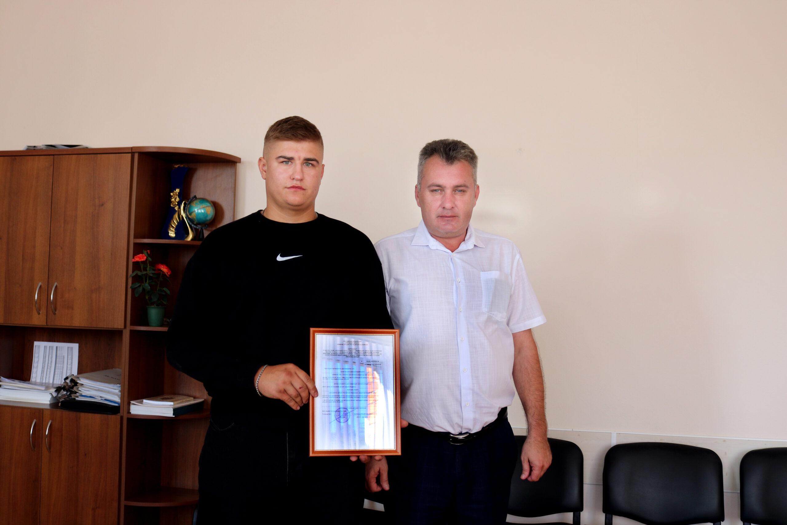 В Рогнедино сироте − участнику СВО вручили сертификат на жилье