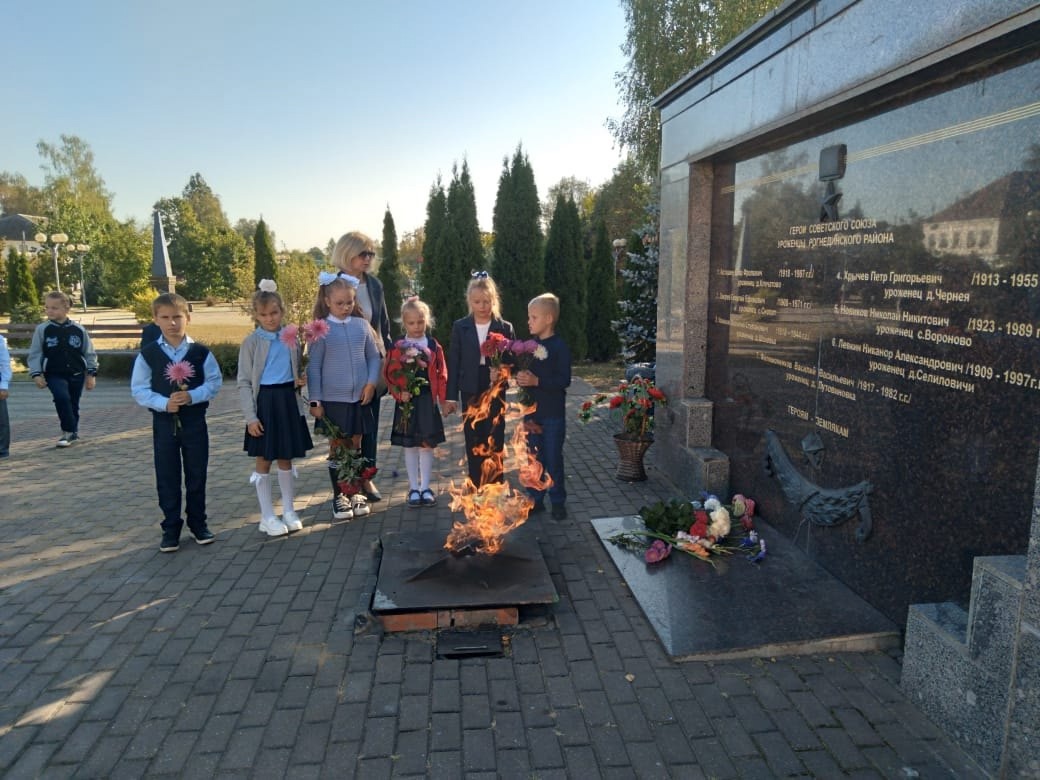 Рогнединские школьники накануне Дня освобождения Брянщины возложили цветы к памятникам поселка