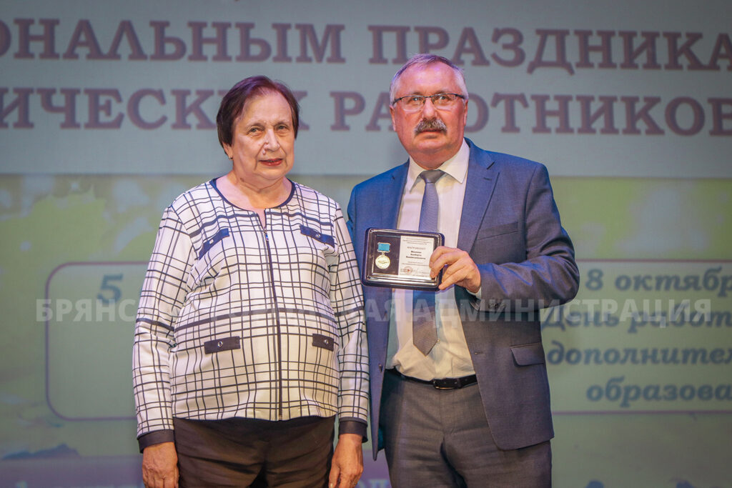 В Брянске поздравили учителей и воспитателей