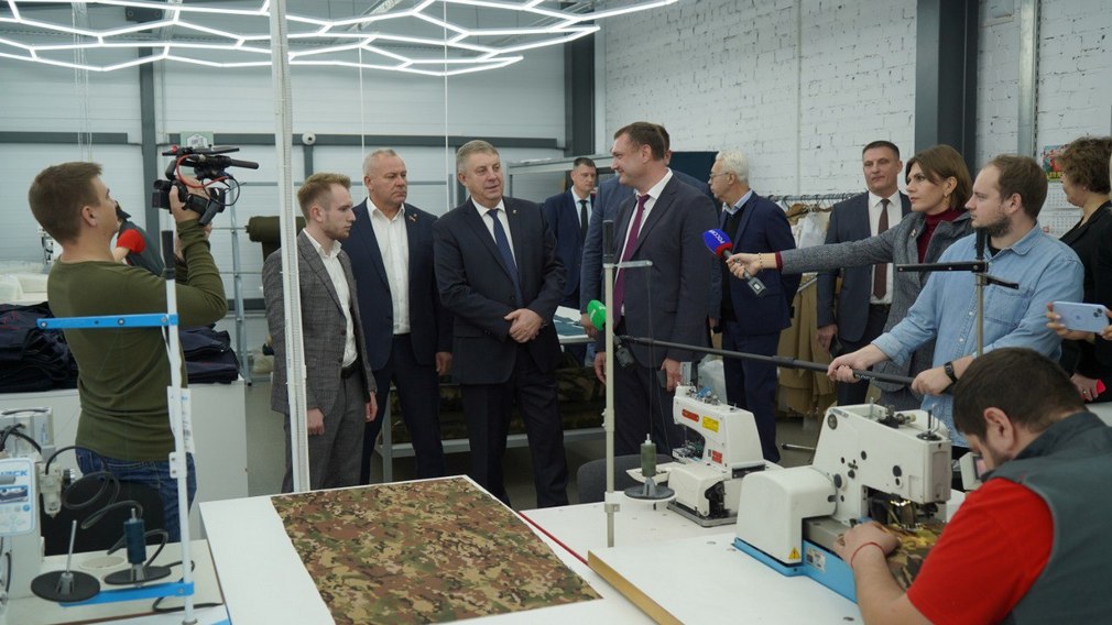 Губернатор Александр Богомаз посетил Брянскую швейную фабрику