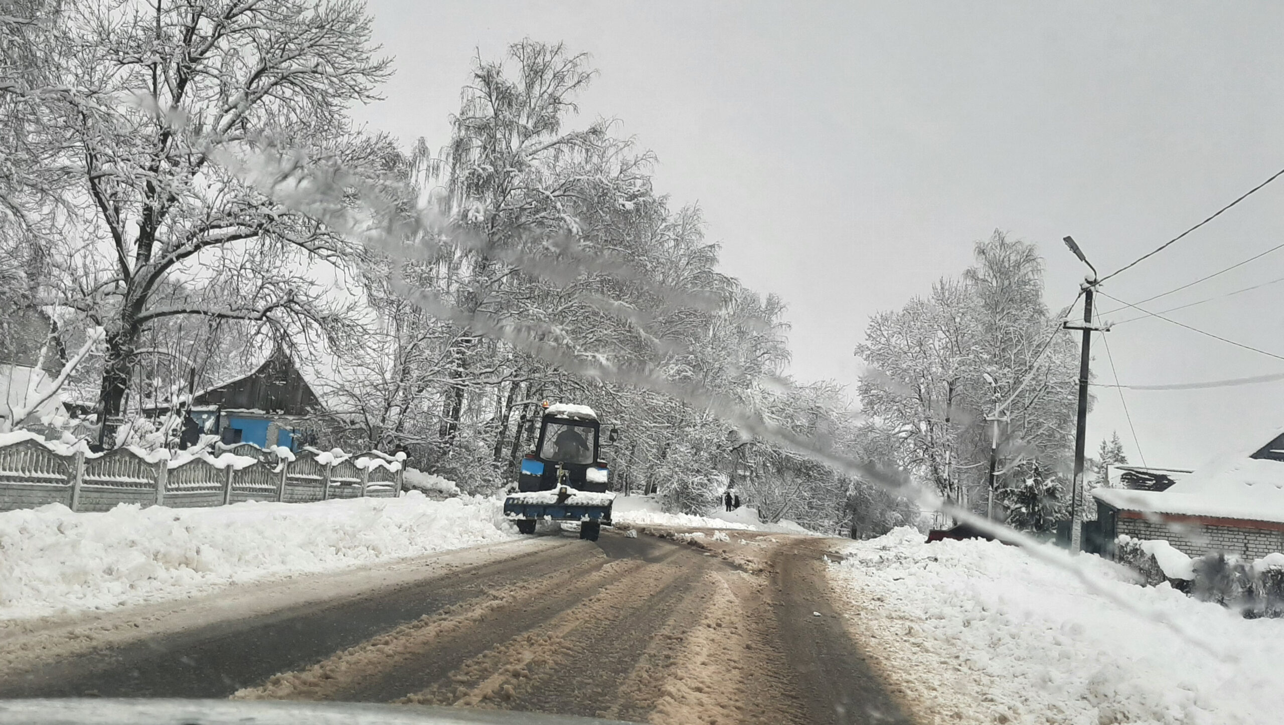 В Рогнединском районе идет борьба с последствиями снегопада