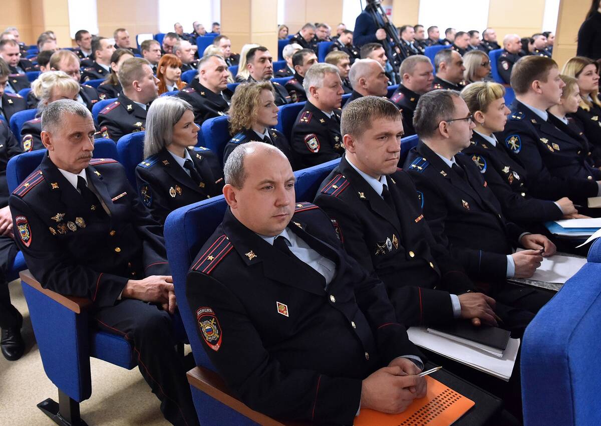 Губернатор Александр Богомаз поздравил с профессиональным праздником сотрудников полиции