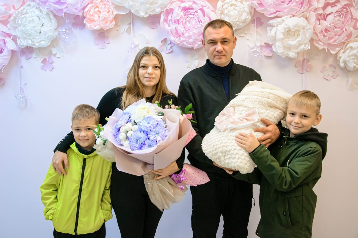 В Рогнедино поздравили многодетную семью  участника СВО с рождением дочери