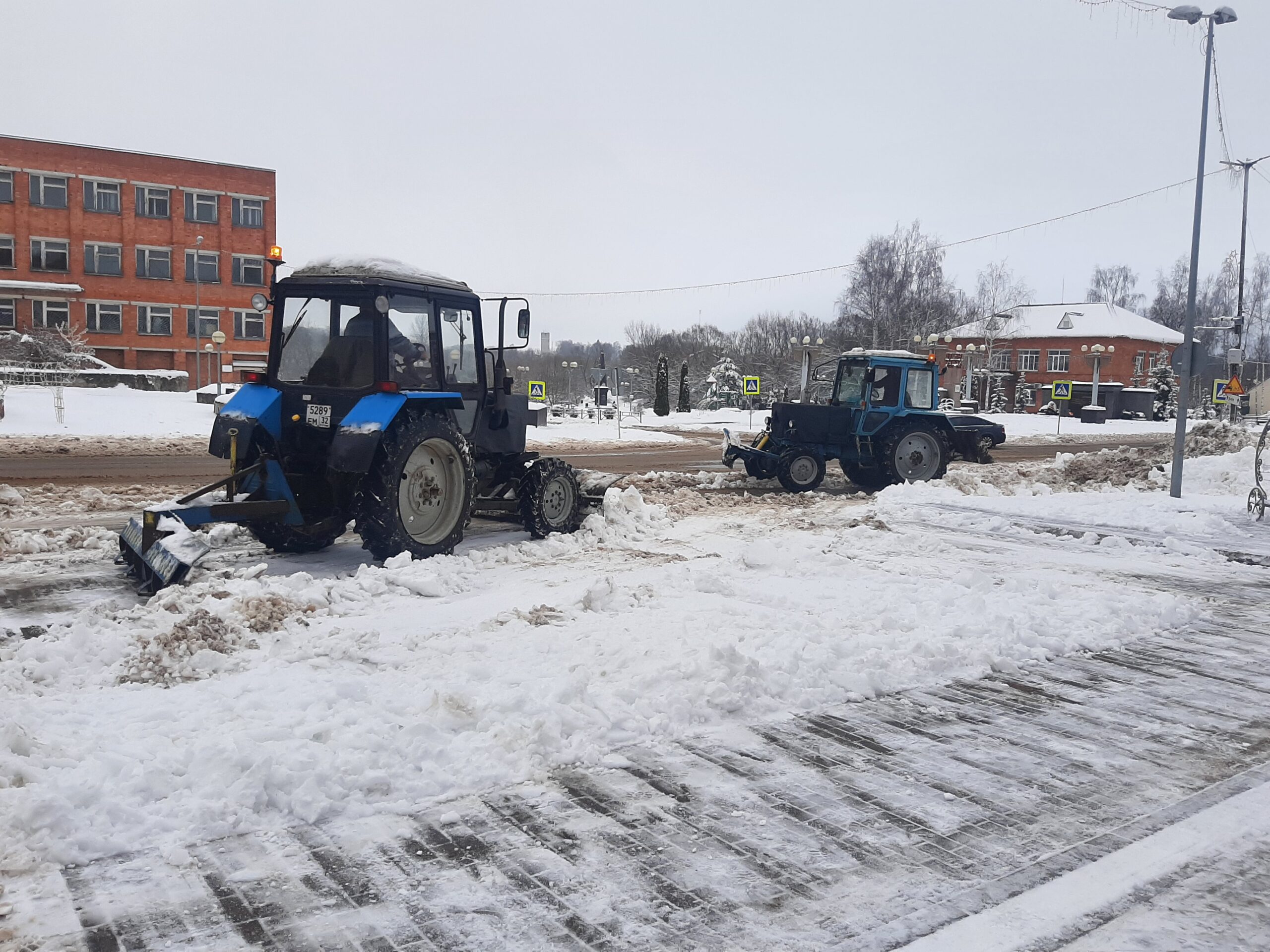 В Рогнединском районе устраняют последствия снегопада