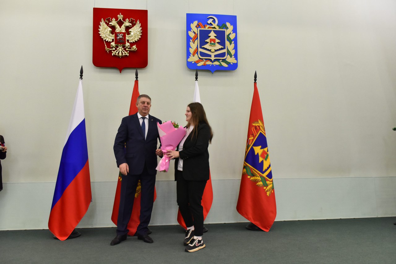 Рогнединские дети-сироты получили ключи от новых квартир