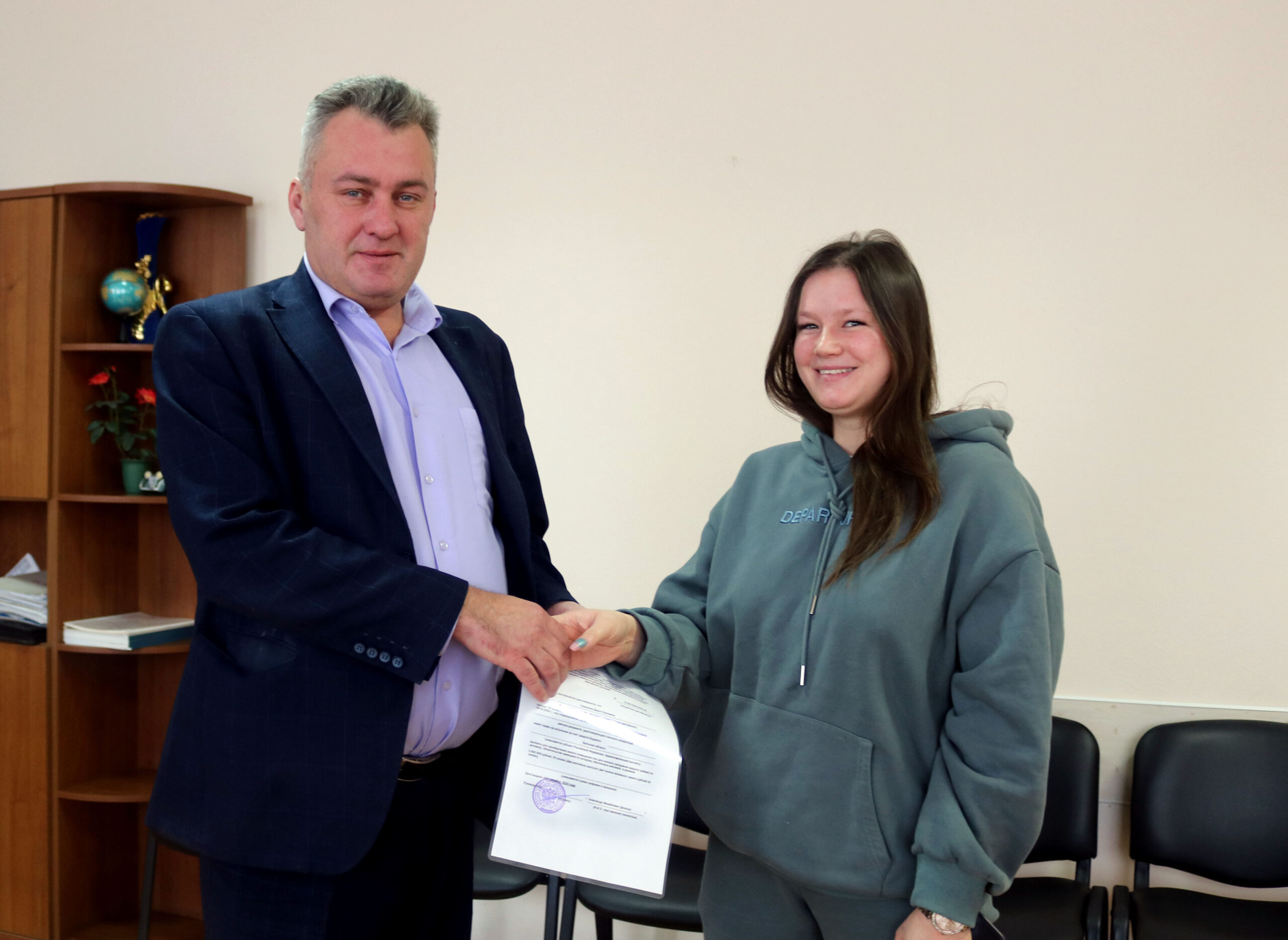 В Рогнединском районе вручили жилищные сертификаты детям-сиротам