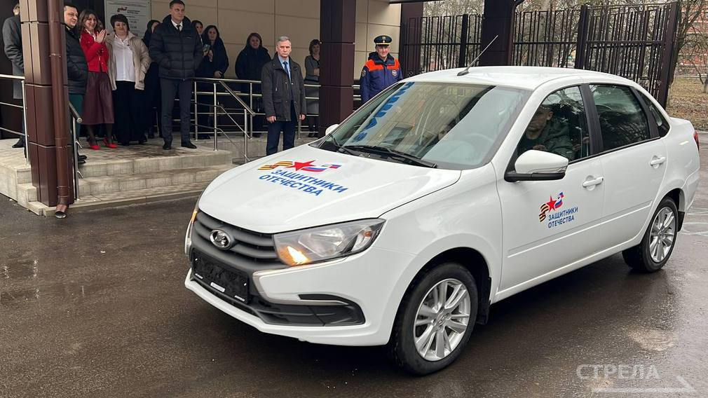 В Брянске герою спецоперации Сергею Артюхову передали автомобиль