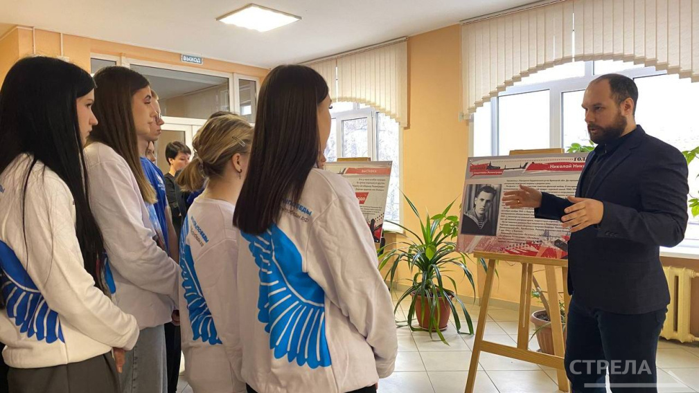 В Брянском техникуме питания и торговли открыли выставку «Брянцы-защитники Ленинграда»