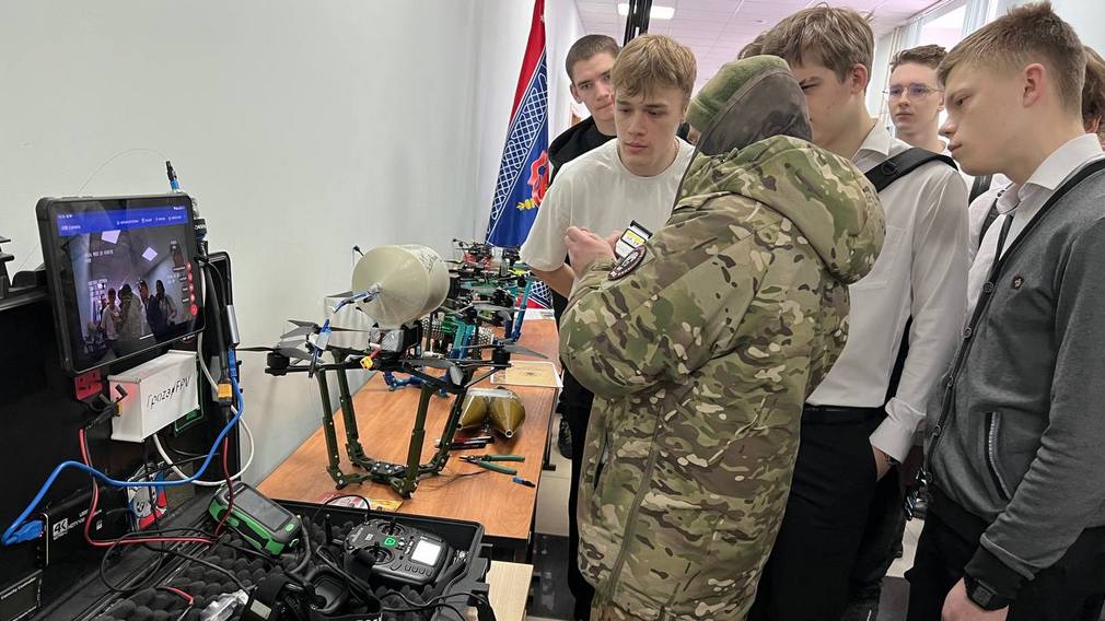 Бойцы «БАРС-Брянск» провели в БГТУ выставку технических средств и беспилотников