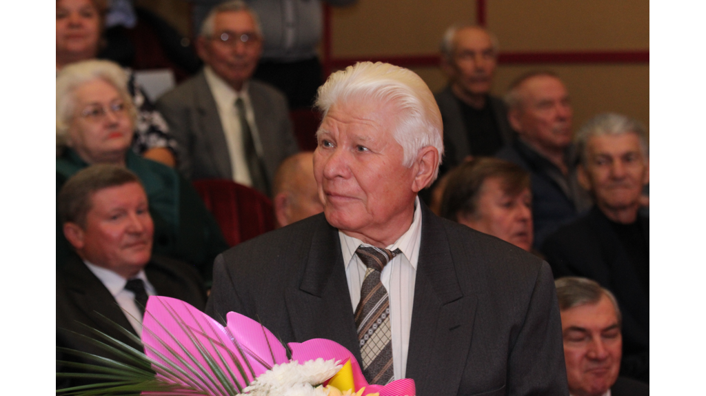 В Брянске свой 90-летний юбилей отмечает Почётный дорожник России Александр Калашников