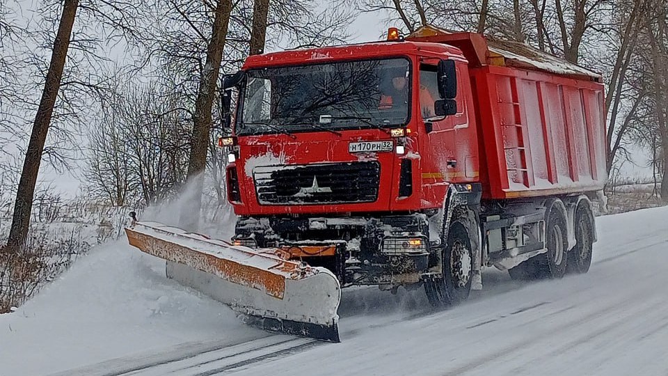 На Брянщине в круглосуточном режиме очищают дороги от снега