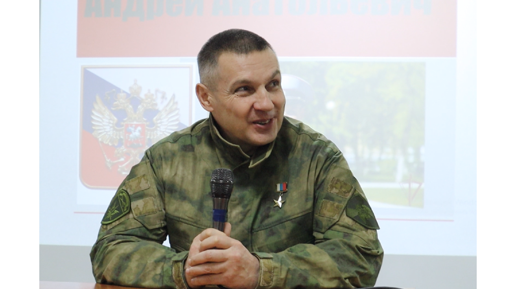 В Брянском железнодорожном техникуме прошла встреча с Героем России Андреем Фроленковым