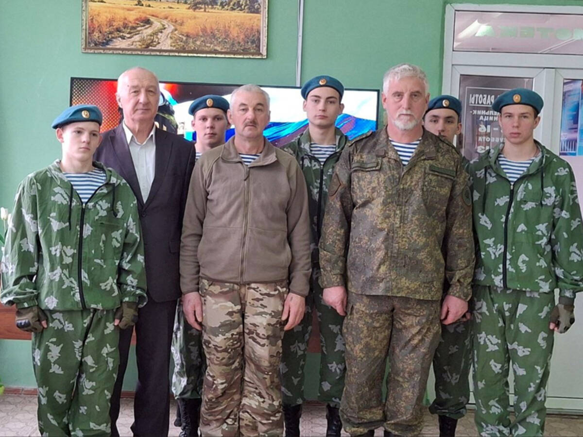 В Стародубе участник спецоперации встретился со студентами