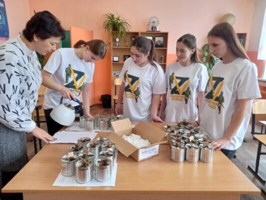 Комаричские студенты изготовили блиндажные свечи для участников спецоперации