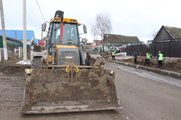 В деревне Красное Трубчевского района обустраивают тротуары на улице Центральной
