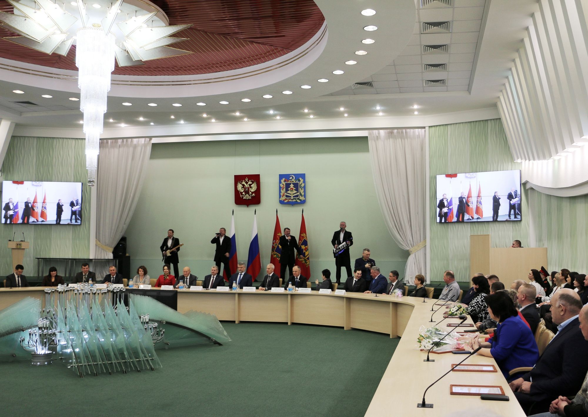 В Брянске работников бытового обслуживания населения и ЖКХ поздравили с профессиональным праздником