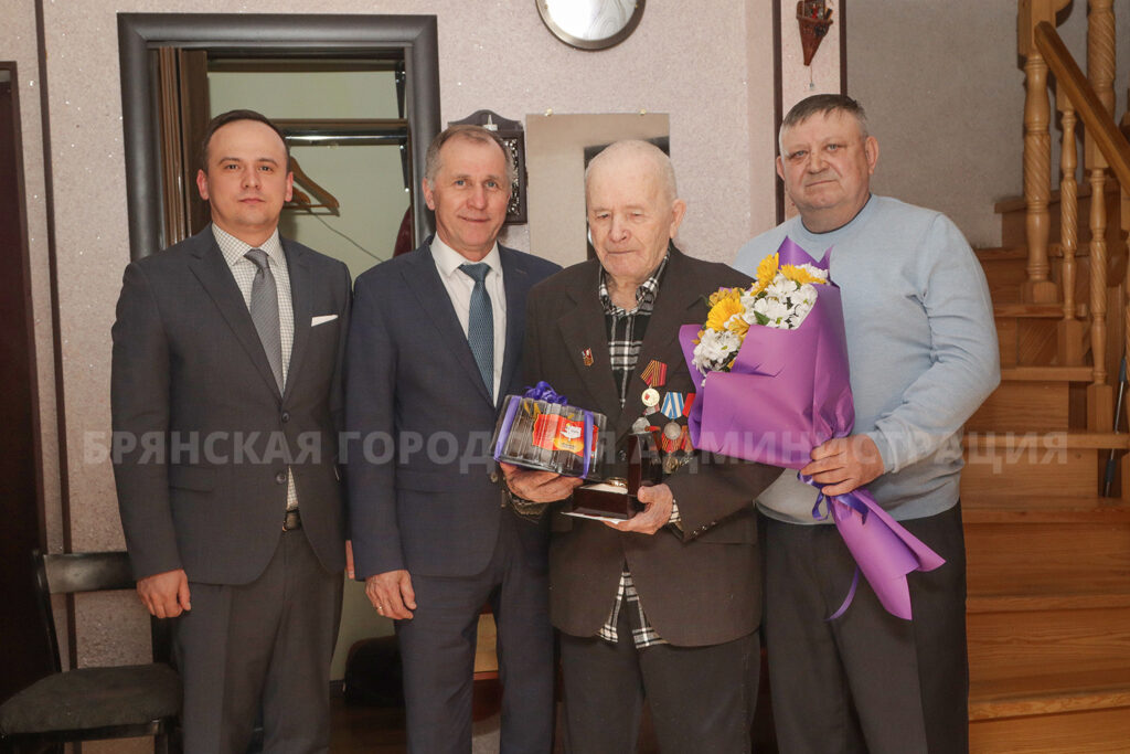 В Брянске с 98-летием поздравили ветерана Великой Отечественной войны Валентина Козельцева