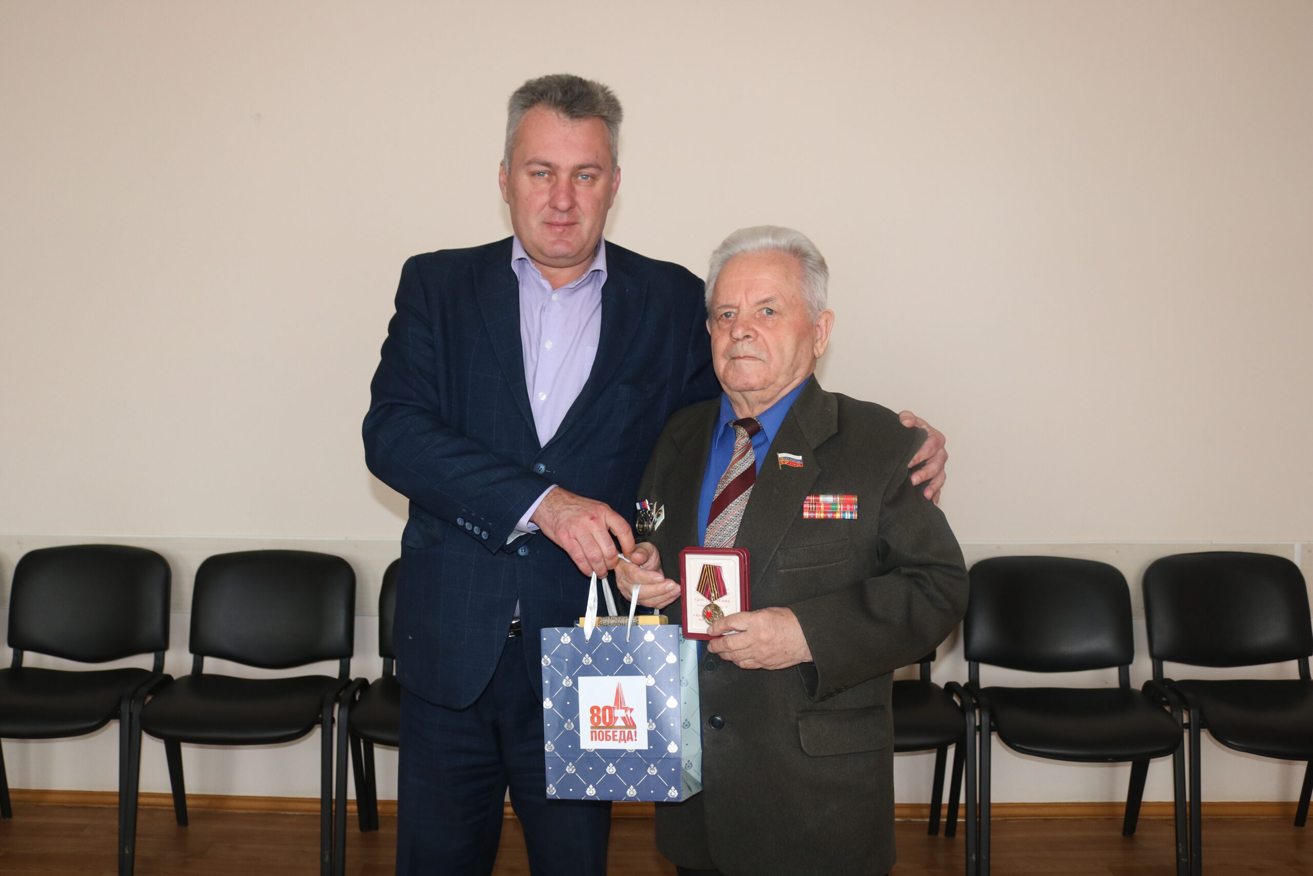 Вручили юбилейную медаль