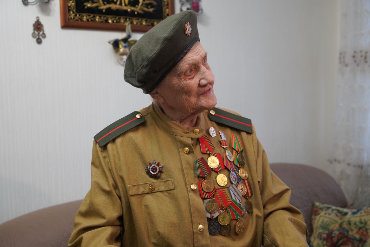 В Брянске 101-летней жительнице вручили юбилейную медаль к 80-летию Великой Победы