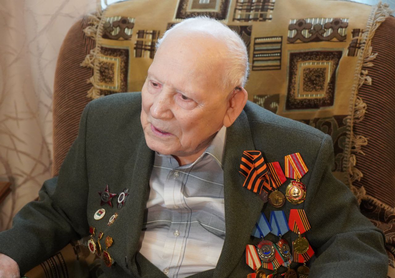 Губернатор Брянской области вручил  Александру Александровичу Мельникову медаль к 80-летию Великой Победы