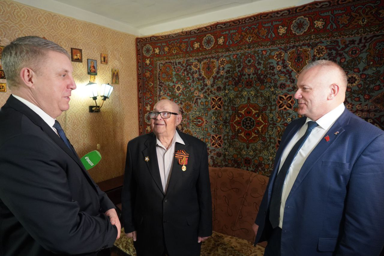 Губернатор Брянской области Александр Богомаз вручил Николаю Кирюхину юбилейную медаль к 80-летию Великой Победы