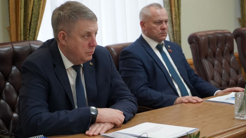 Губернатор Александр Богомаз провел встречу с директором филиала ПАО «Россети Центр» — «Брянскэнерго» Федором Капшуковым