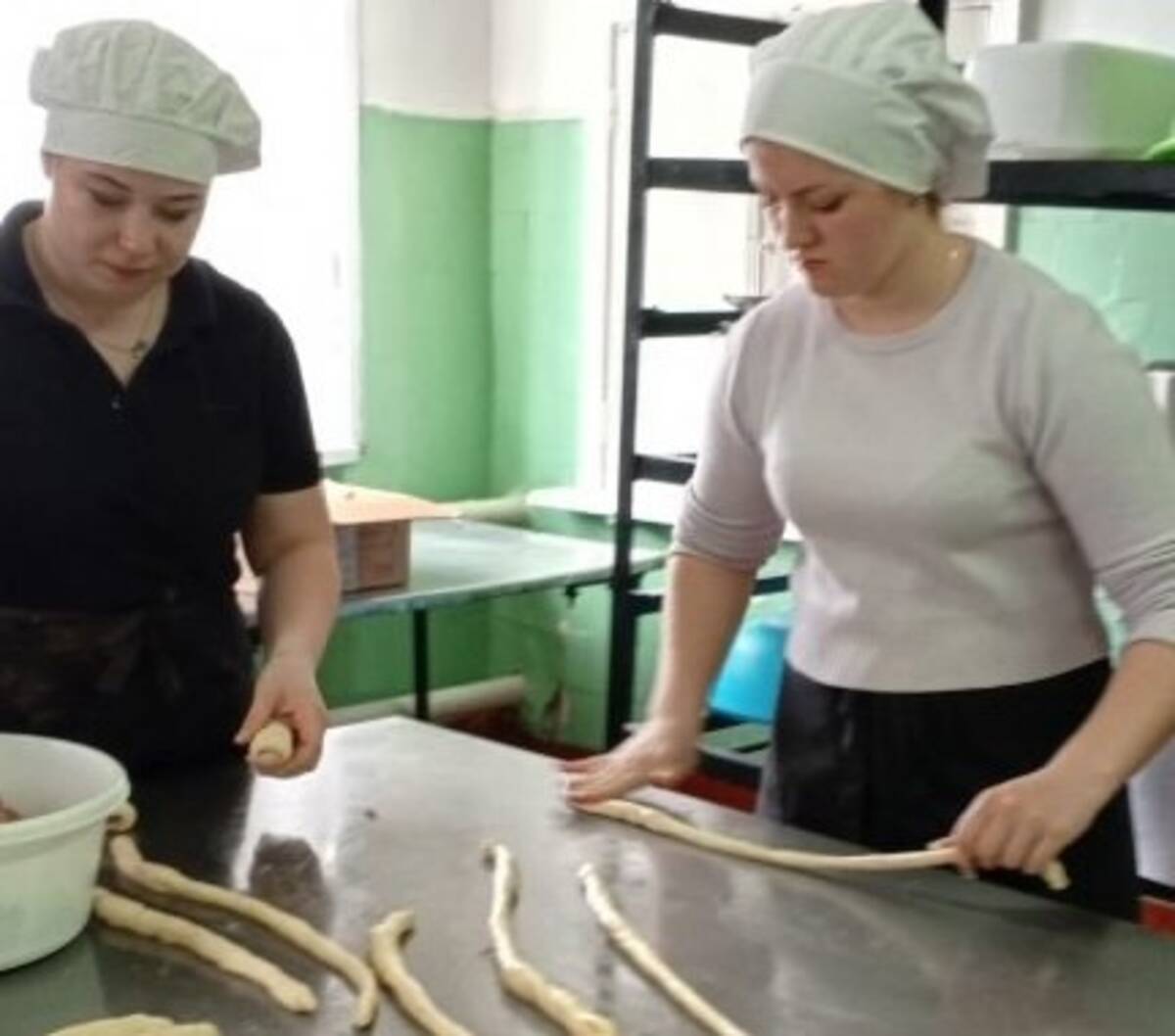 Студенты Комаричского техникума передали участникам спецоперации свежую выпечку