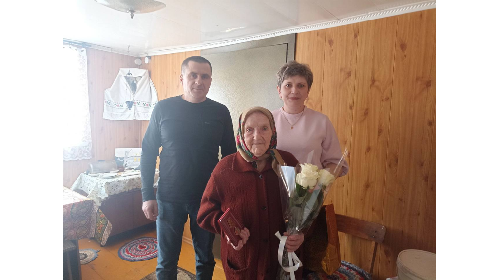 Тамаре Макаренко из Климовского района вручили юбилейную медаль к 80-летию Победы