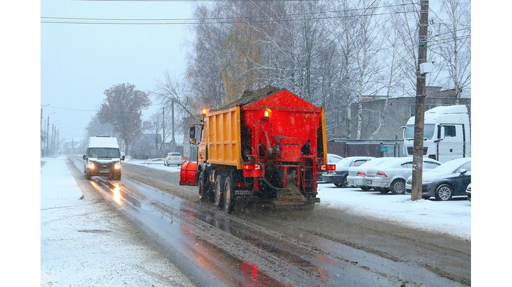 За ночь на улицы Брянска высыпали 280 кубометров песко-соляной смеси