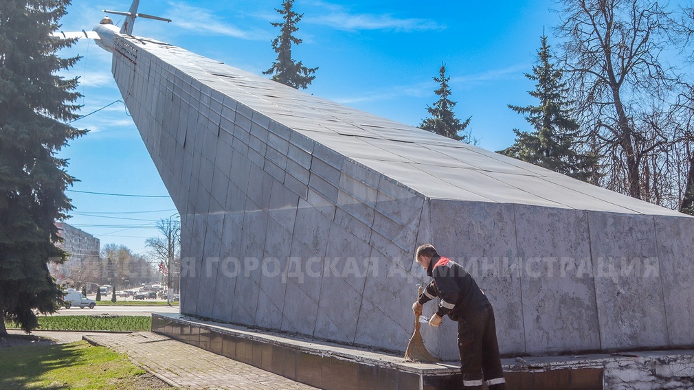 В Брянске приводят в порядок памятник лётчикам