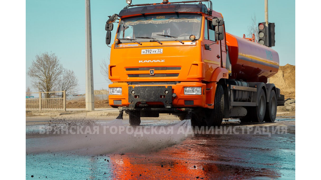 В Брянске круглосуточно проводят работы по очистке улиц