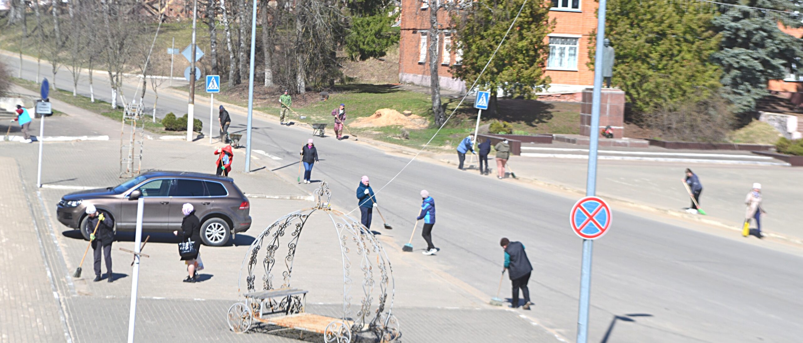 В Рогнедино прошёл субботник по уборке территории