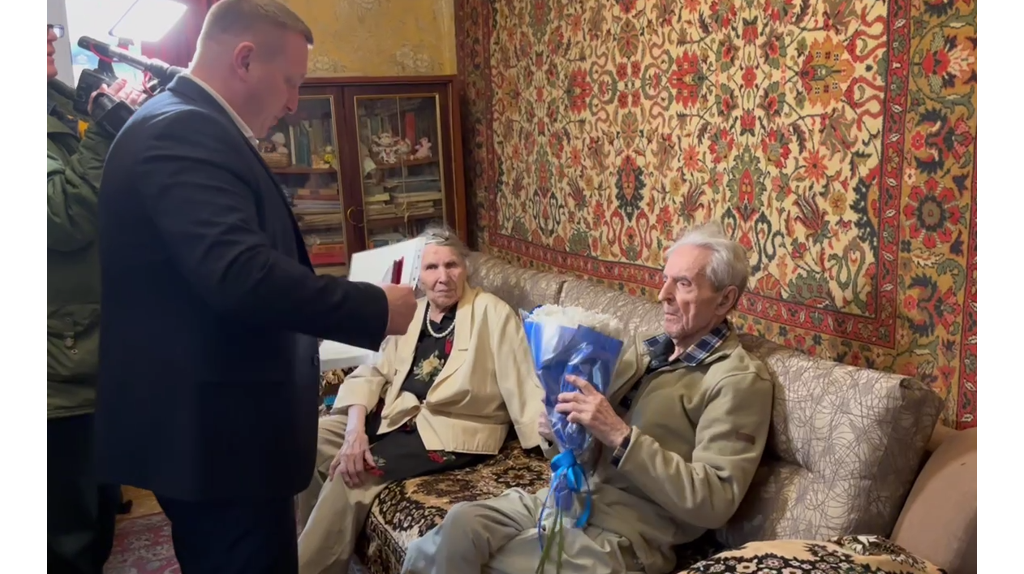 В брянском поселке Белые Берега  с вековым юбилеем поздравили Станислава Комарова