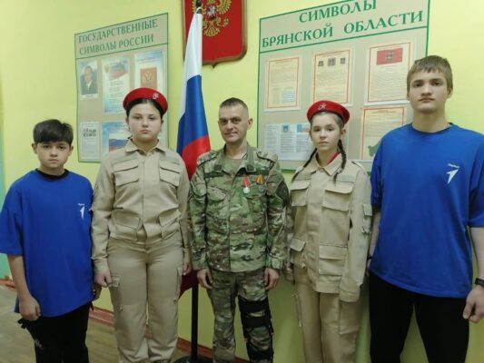 В Клинцовском районе участнику спецоперации вручили медаль Суворова